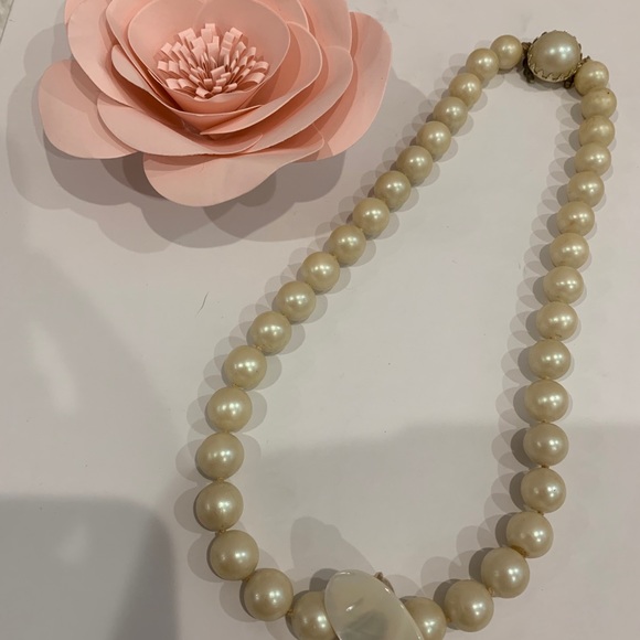 Vintage Faux pearl necklace. - Picture 3 of 9